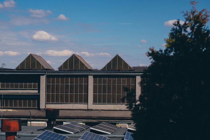 Sheddach einer Halle mit Photovoltaik